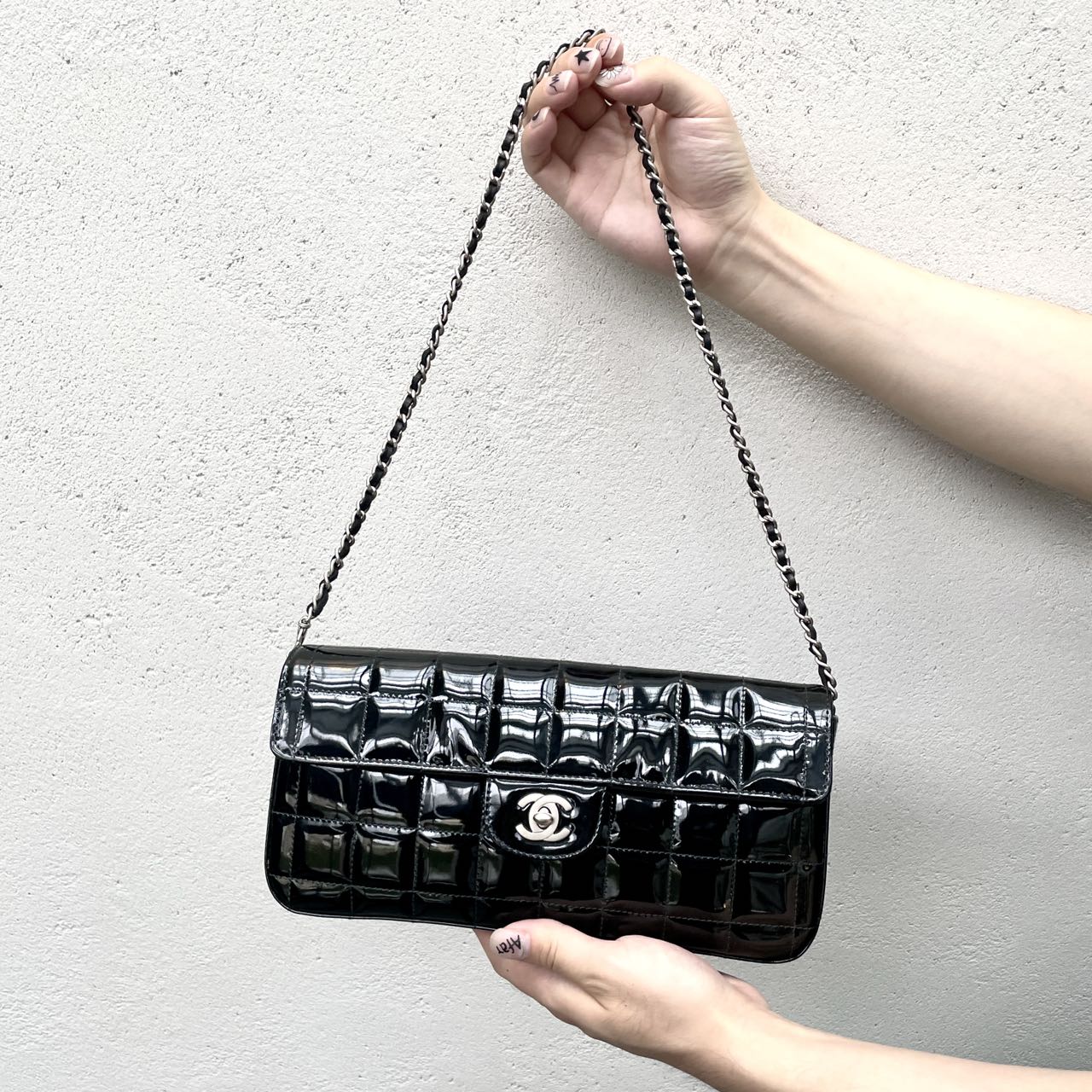 AUTH Pre-owned CHANEL ｴﾅﾒﾙ ﾁｮｺﾊﾞｰ ﾁｪｰﾝｼｮﾙﾀﾞｰﾊﾞｯｸﾞ – Afar Vintage