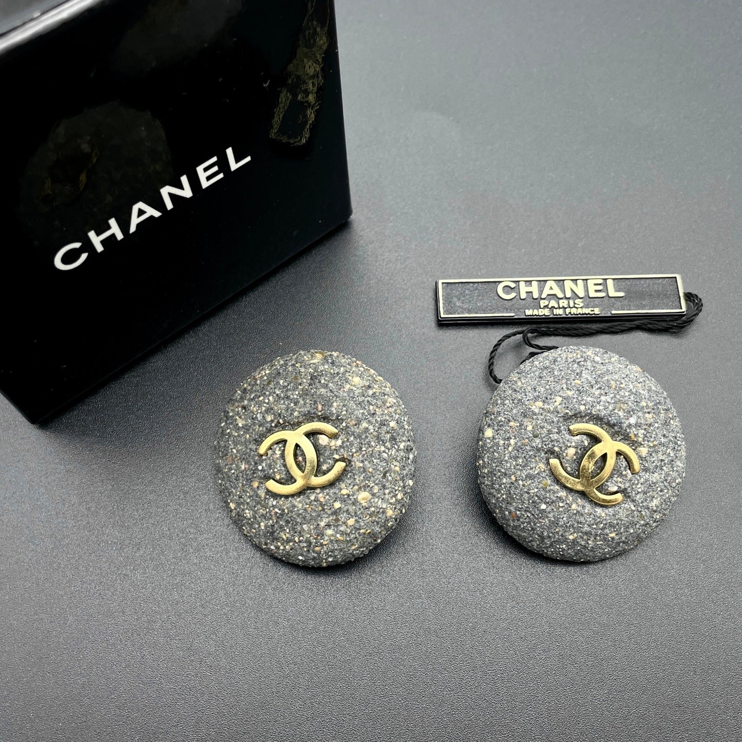 AUTH Pre-owned CHANEL Coco Mark Stone Round Earrings/Gray/Gold