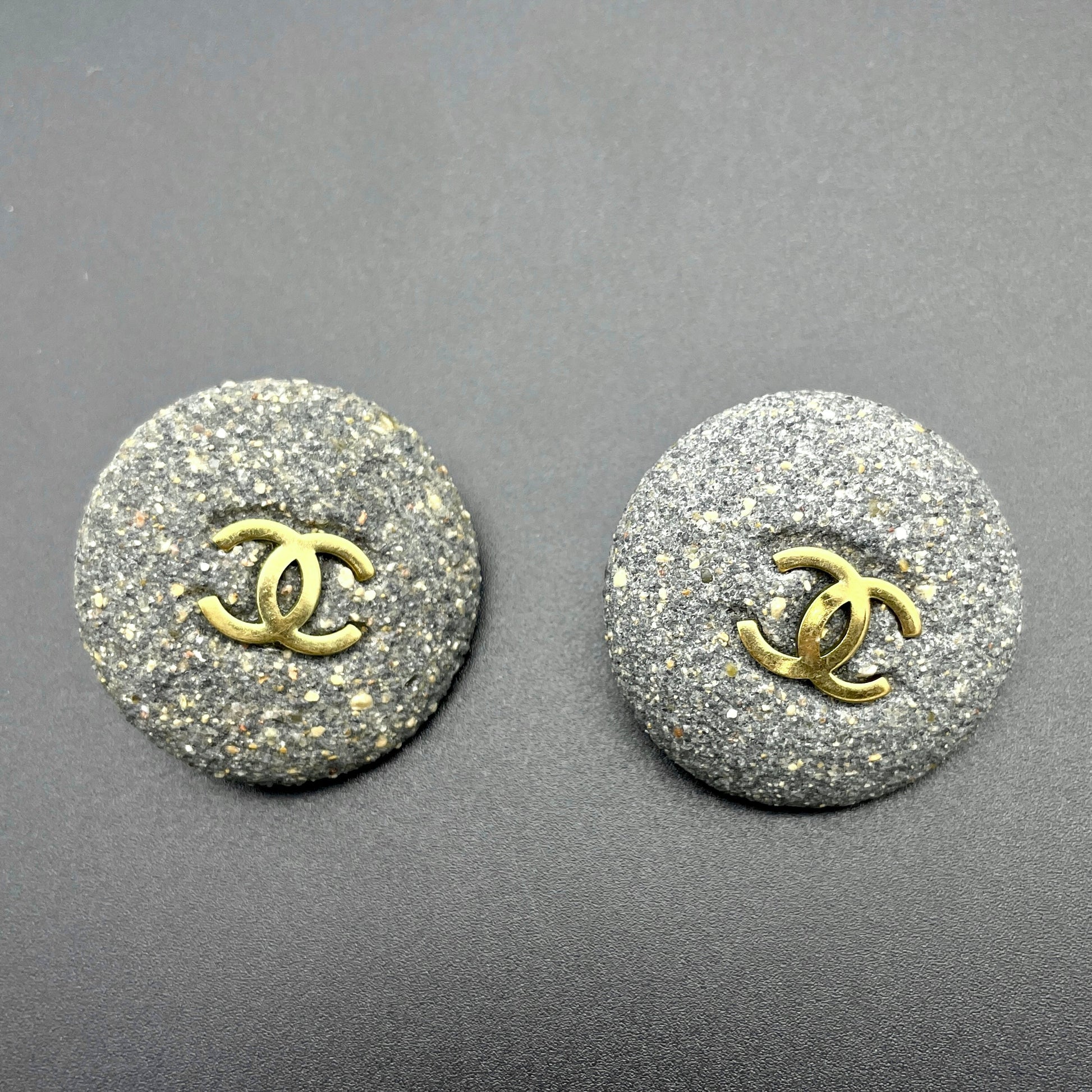 AUTH Pre-owned CHANEL Coco Mark Stone Round Earrings/Gray/Gold
