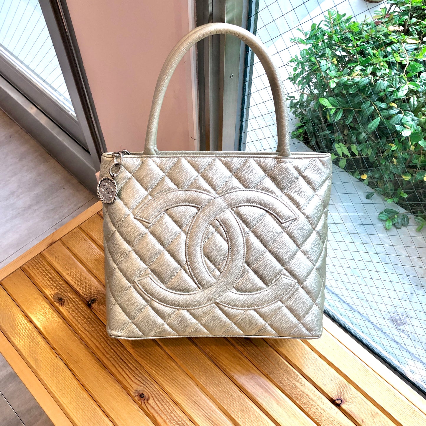 RARE☆☆☆CHANEL Caviar Skin Matrasse Reproduction Tote Bag Light Green Silver