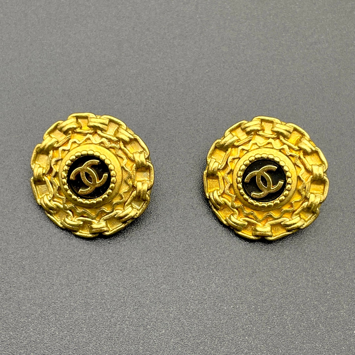 AUTH Pre-owned CHANEL Comark round earring 94A