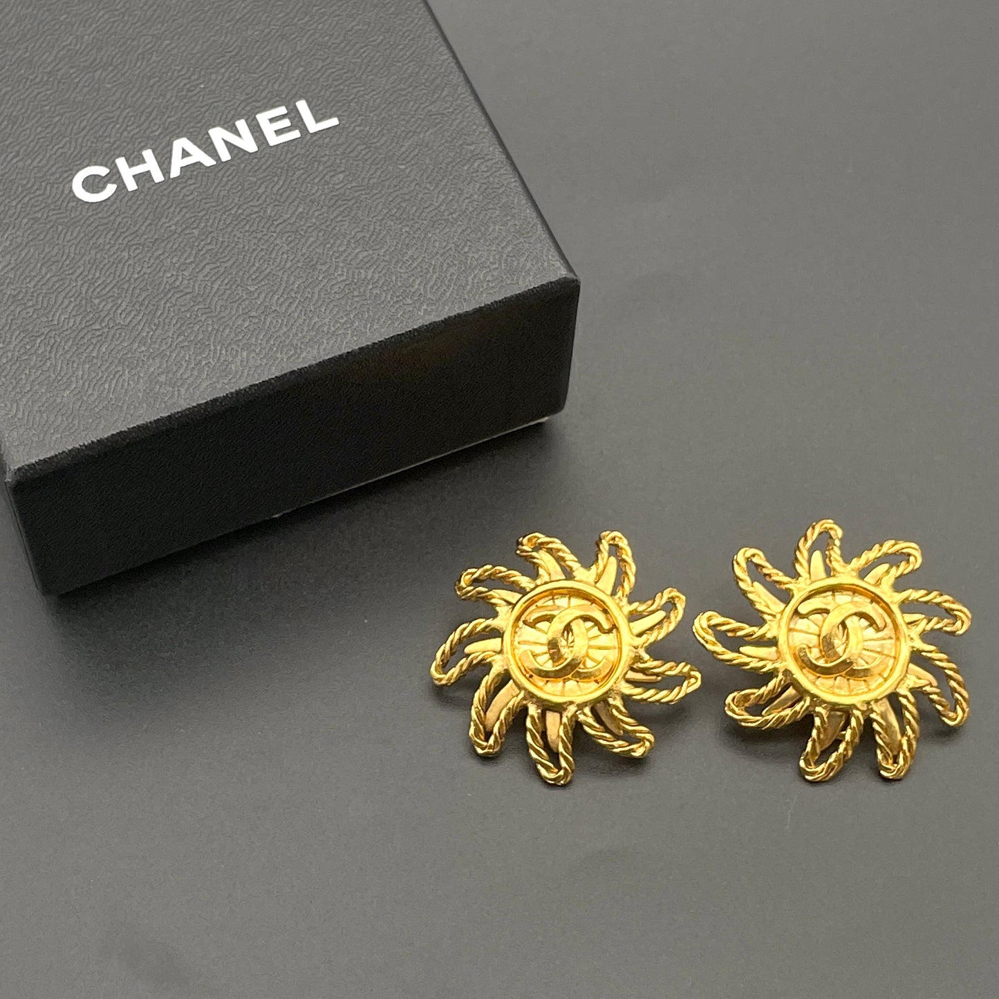 Afar Vintage Pre-owned CHANEL Cocommark sun motif earrings 94A