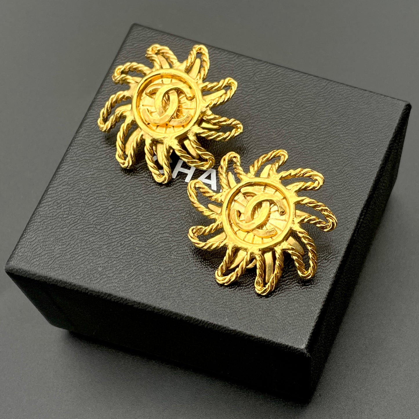 Afar Vintage Pre-owned CHANEL Cocommark sun motif earrings 94A