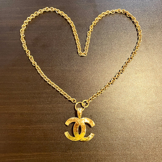 AUTH Pre-owned CHANEL jumbo mark pendant necklace 94P