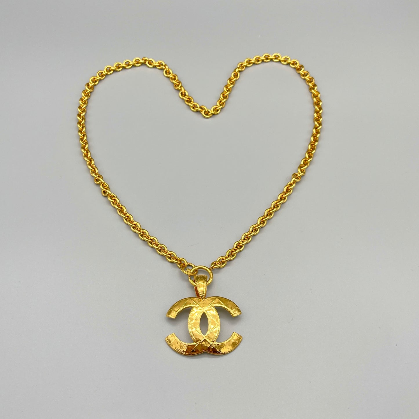 AUTH Pre-owned CHANEL jumbo mark pendant necklace 94P