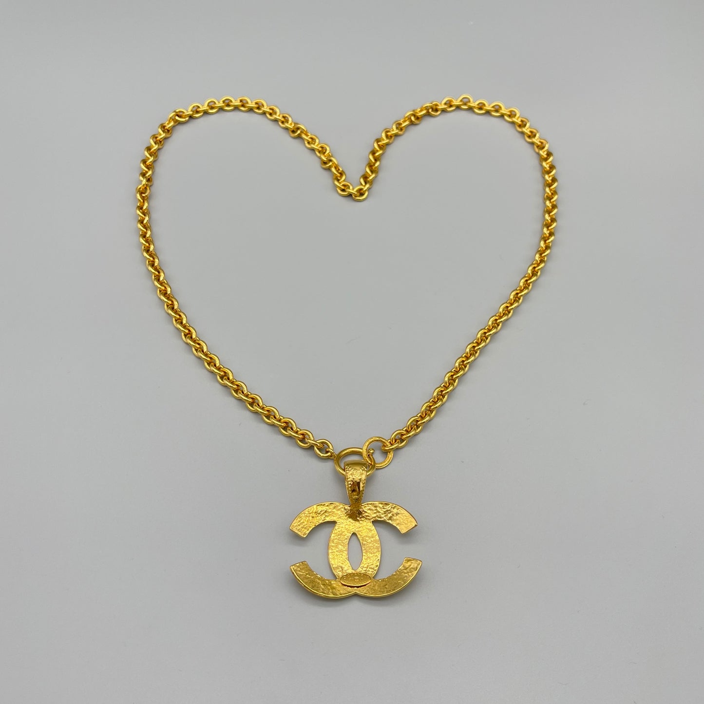 AUTH Pre-owned CHANEL jumbo mark pendant necklace 94P