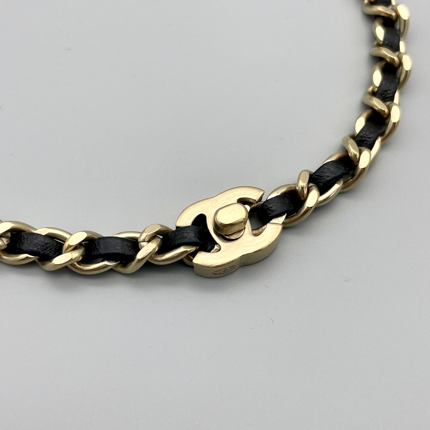 AUTH Pre-owned CHANEL Matelasse Turnlock CC LOGO Choker/Gold x Black