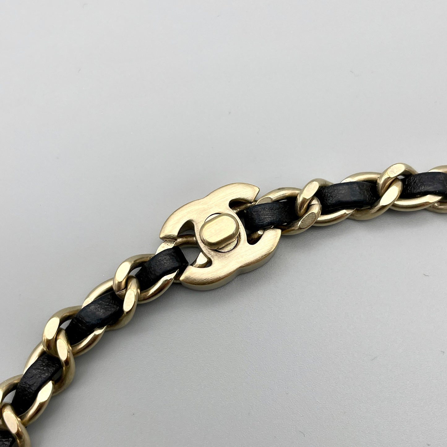 AUTH Pre-owned CHANEL Matelasse Turnlock CC LOGO Choker/Gold x Black