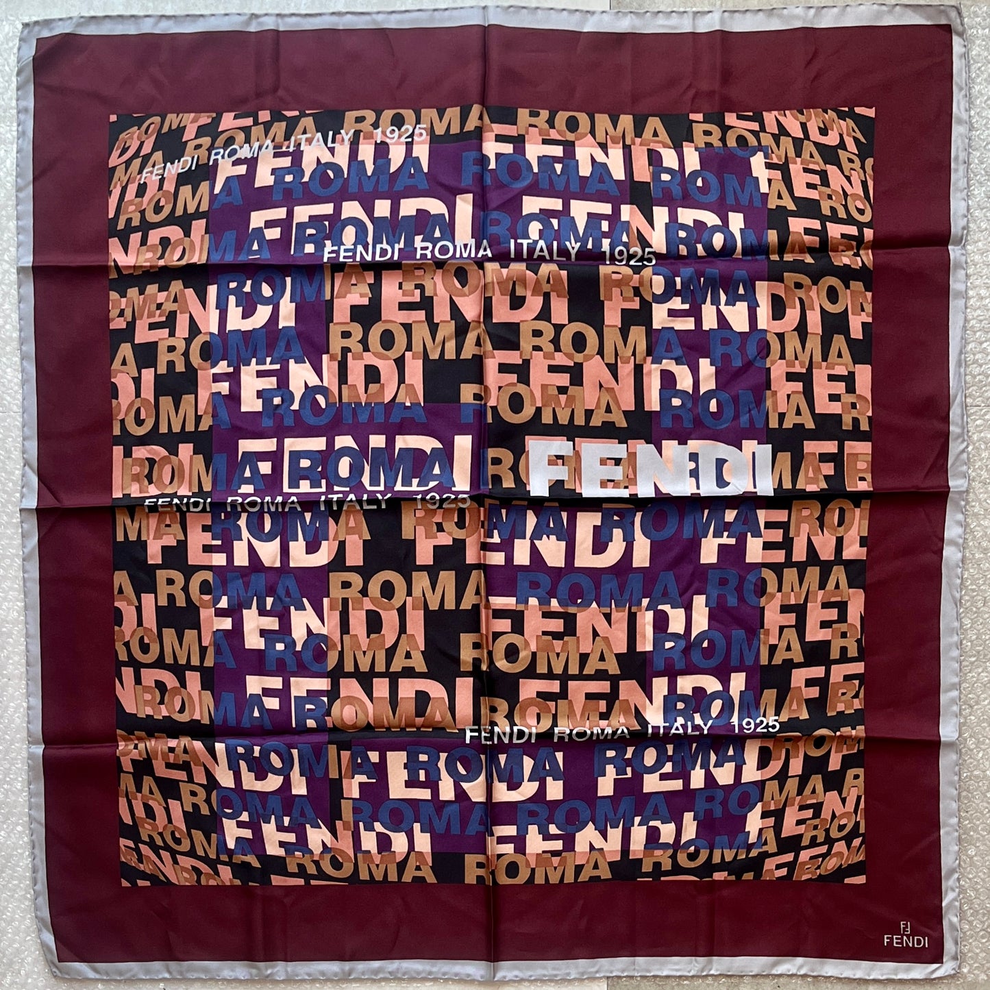 FENDI ｸﾞﾗﾌｨﾃｨｽｶｰﾌ