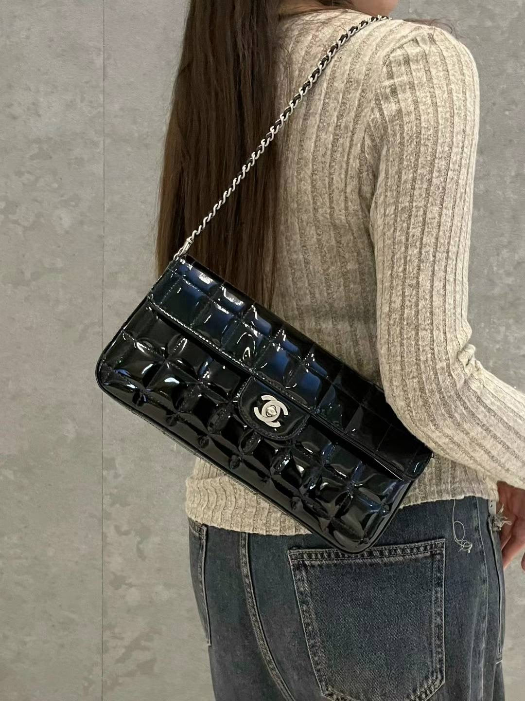 AUTH Pre-owned CHANEL ｴﾅﾒﾙ ﾁｮｺﾊﾞｰ ﾁｪｰﾝｼｮﾙﾀﾞｰﾊﾞｯｸﾞ