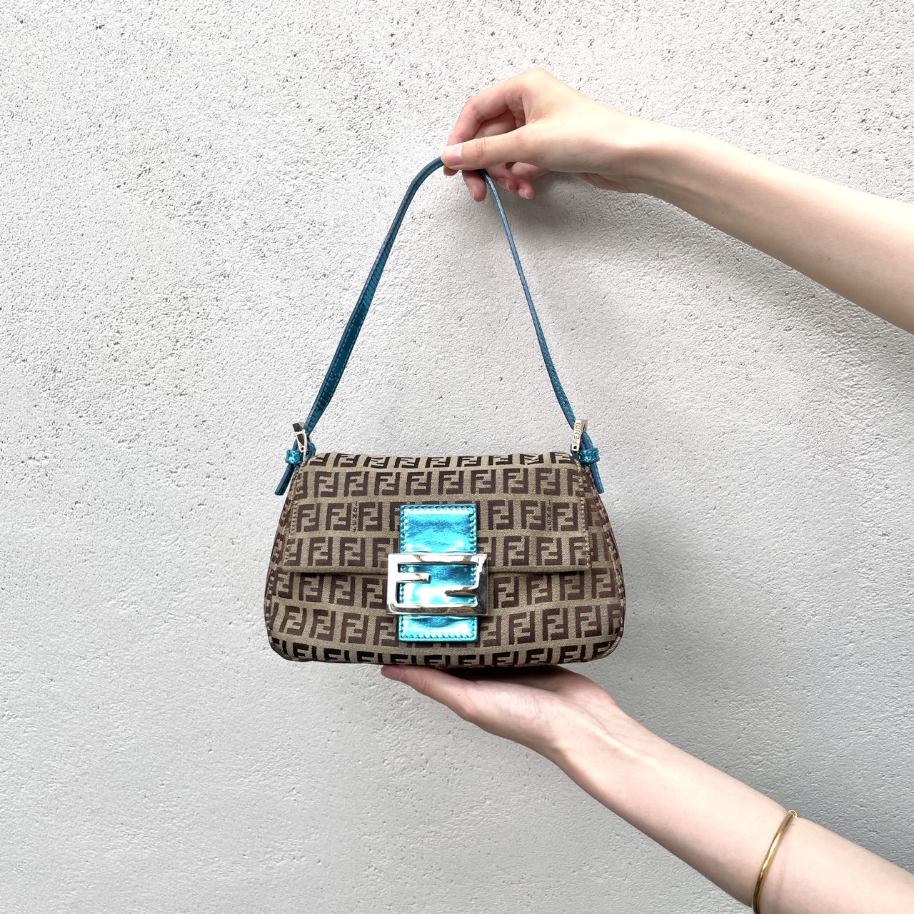 AUTH 二手 FENDI 足球图案 V 口妈妈 baget 黄金金属零件复制品