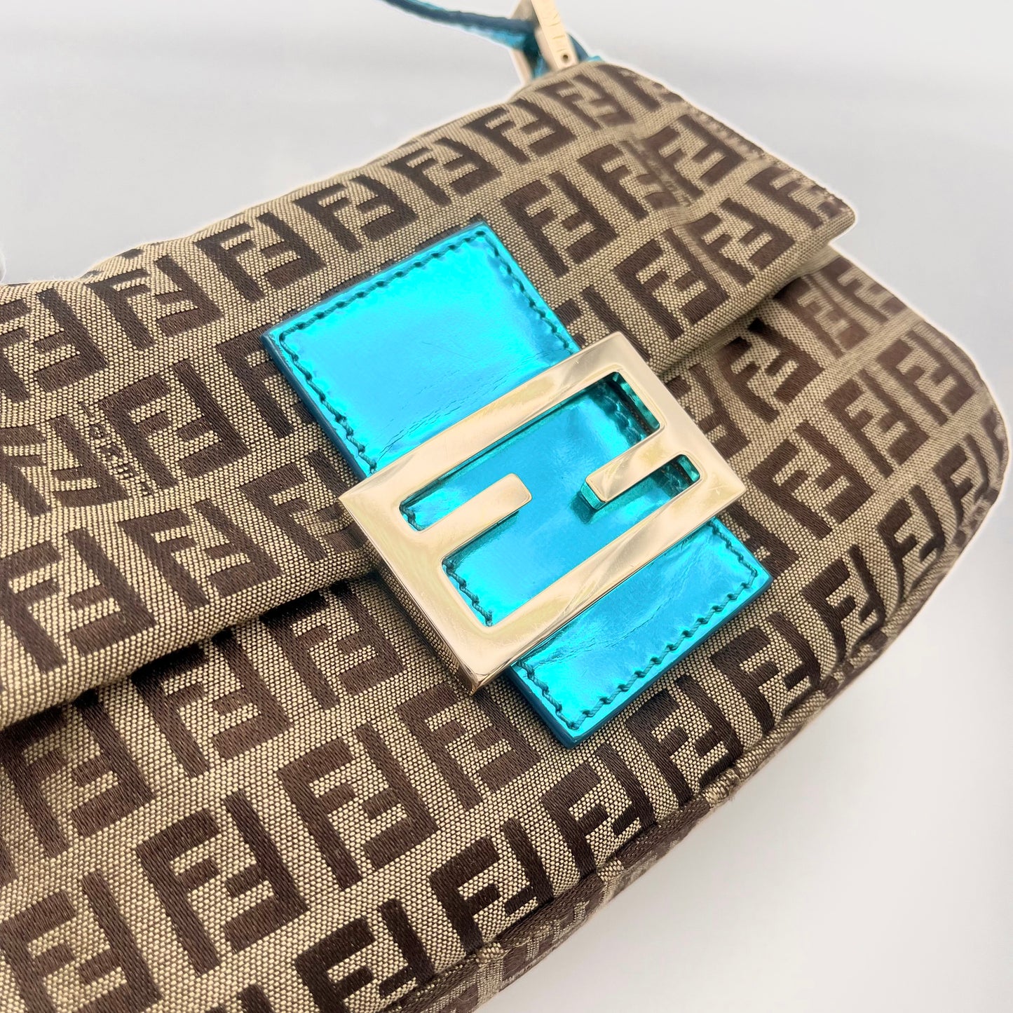 AUTH 二手 FENDI 足球图案 V 口妈妈 baget 黄金金属零件复制品