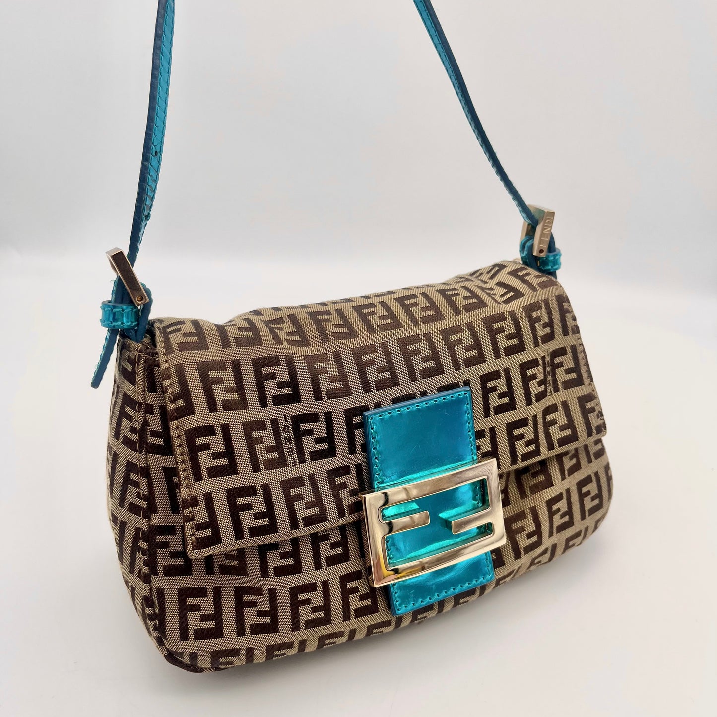 AUTH 二手 FENDI 足球图案 V 口妈妈 baget 黄金金属零件复制品