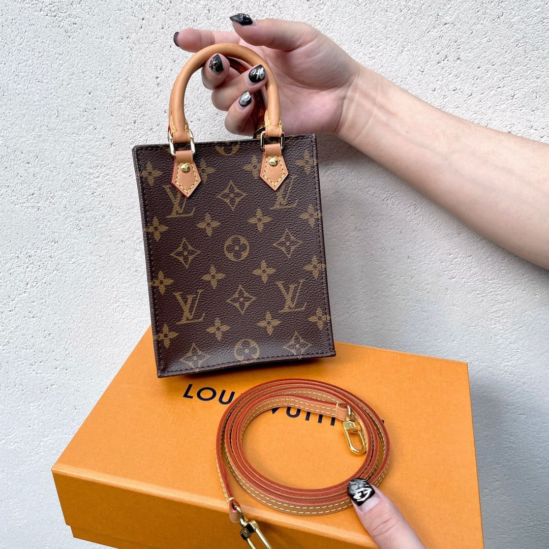 LOUIS VUITTON monogram petite sac puller 未使用商品标价 279,400 M69442