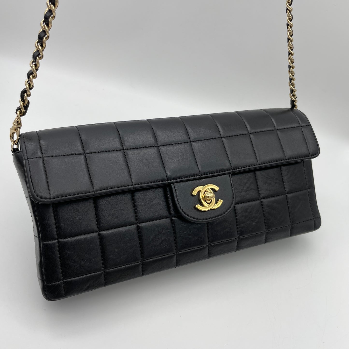 AUTH Pre-owned CHANEL Chocolate Bar Turnlock Chain Shoulder Bag