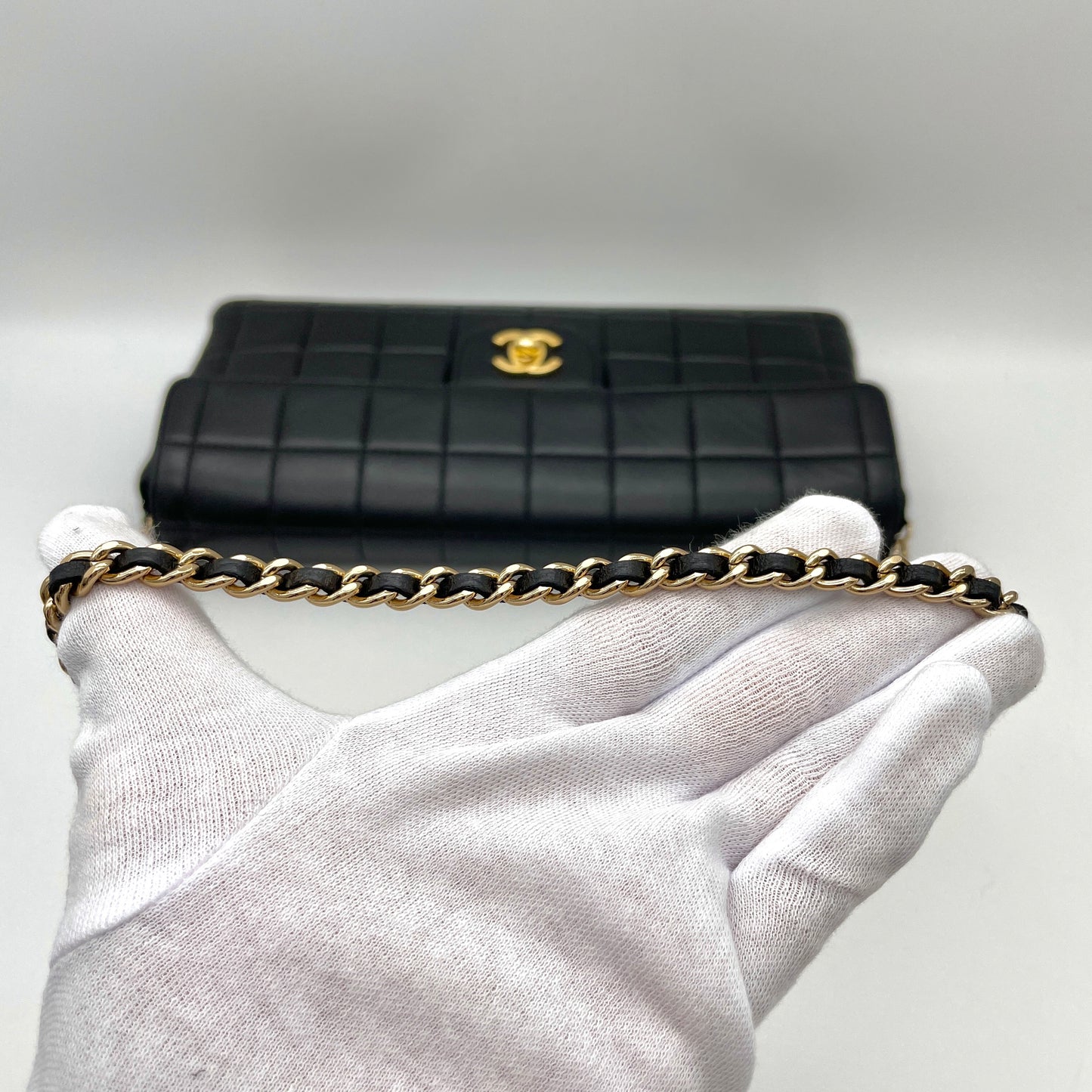 AUTH Pre-owned CHANEL Chocolate Bar Turnlock Chain Shoulder Bag