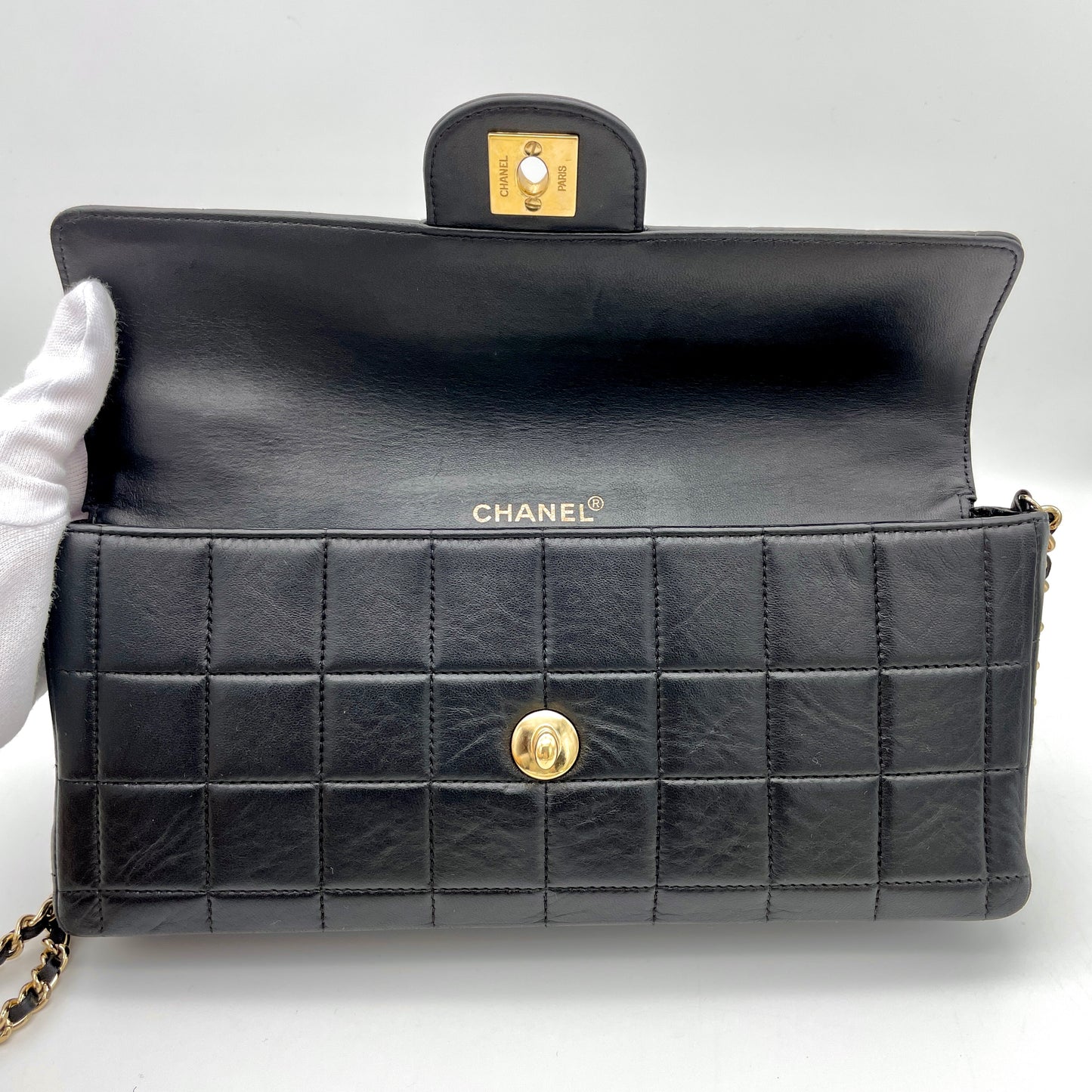 AUTH Pre-owned CHANEL Chocolate Bar Turnlock Chain Shoulder Bag