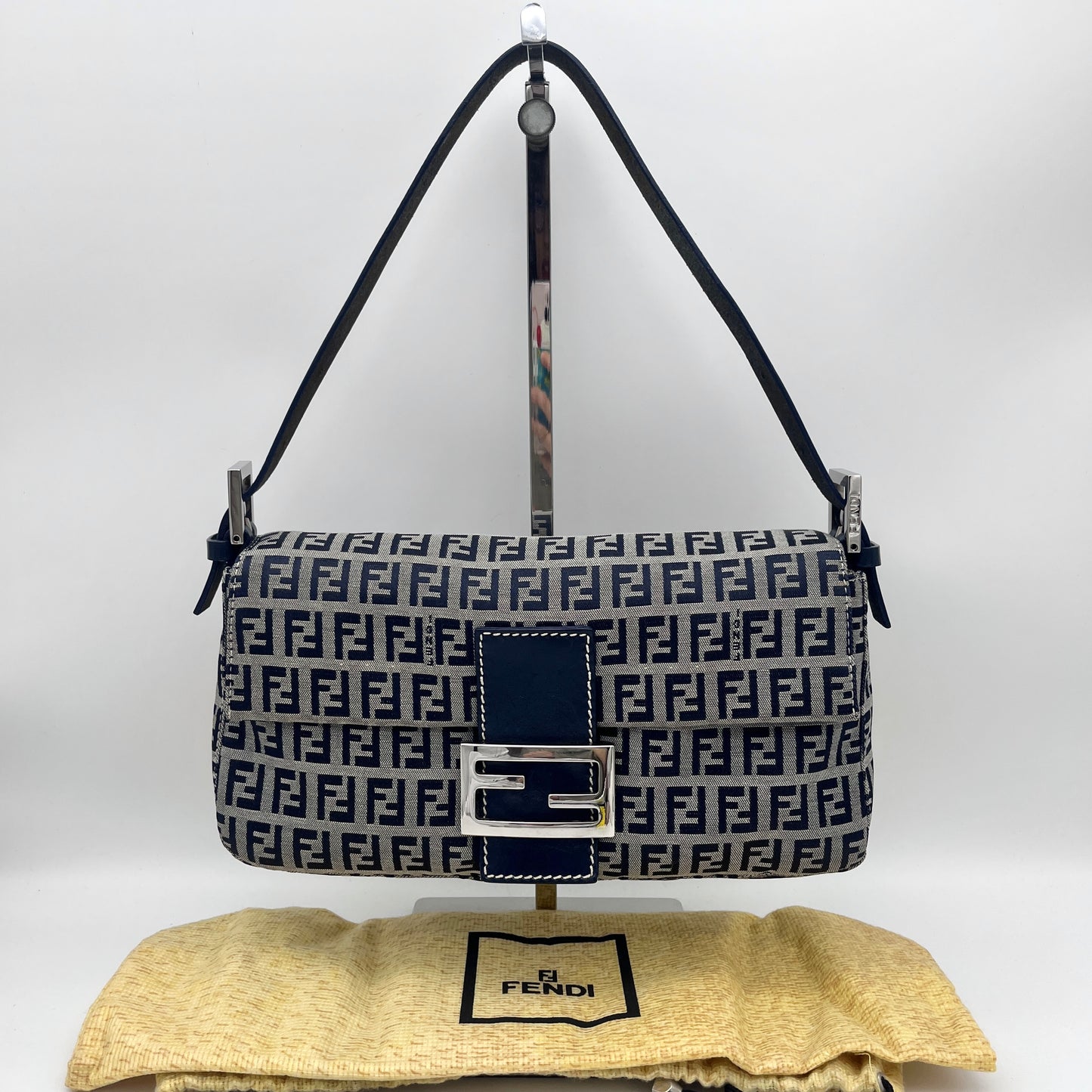 RARE☆☆Auth Pre-owned FENDI ｽﾞｯｷｰﾉ ﾏﾝﾏﾊﾞｹｯﾄPM ﾈｲﾋﾞｰ ｼﾙﾊﾞｰ