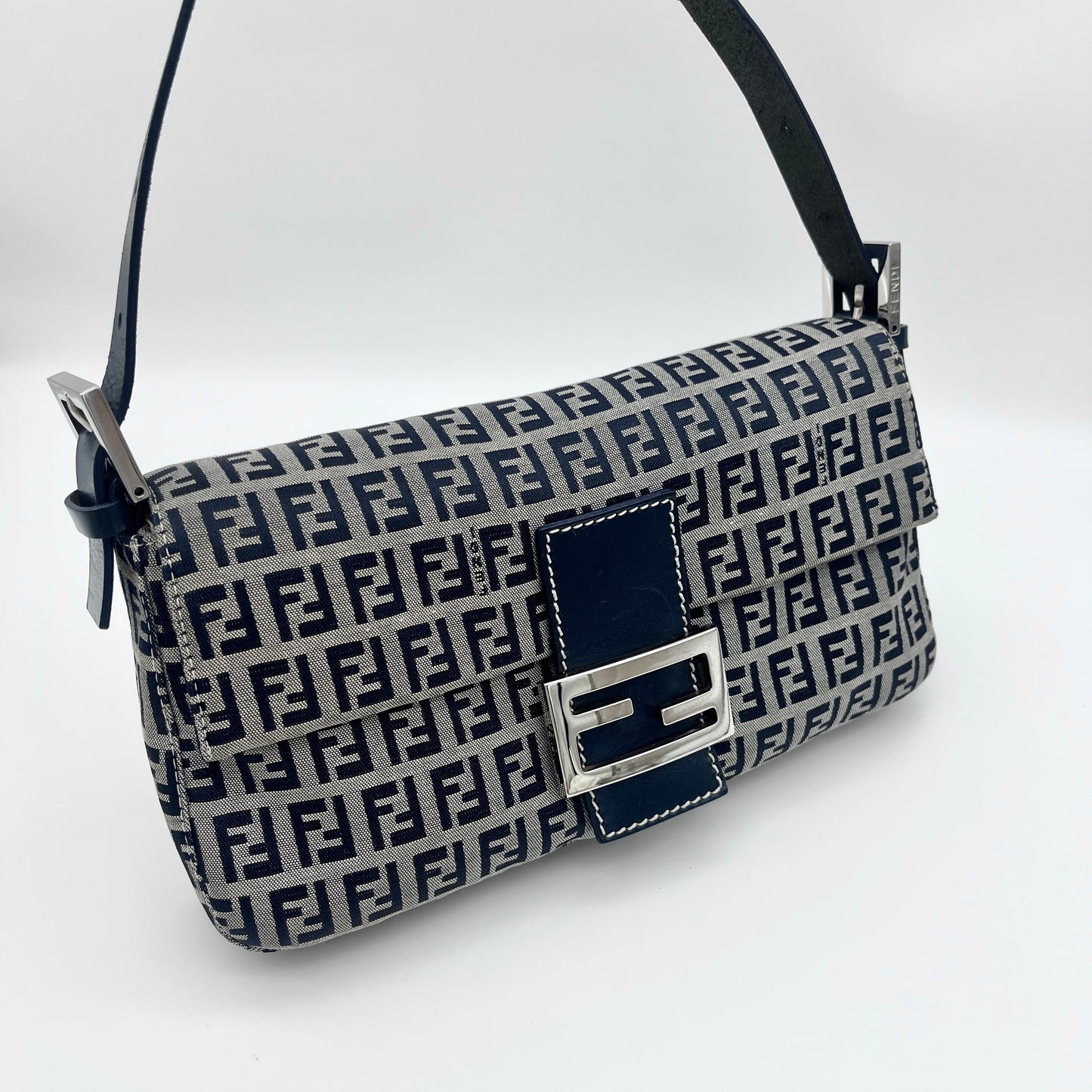 RARE☆☆Auth Pre-owned FENDI ｽﾞｯｷｰﾉ ﾏﾝﾏﾊﾞｹｯﾄPM ﾈｲﾋﾞｰ ｼﾙﾊﾞｰ