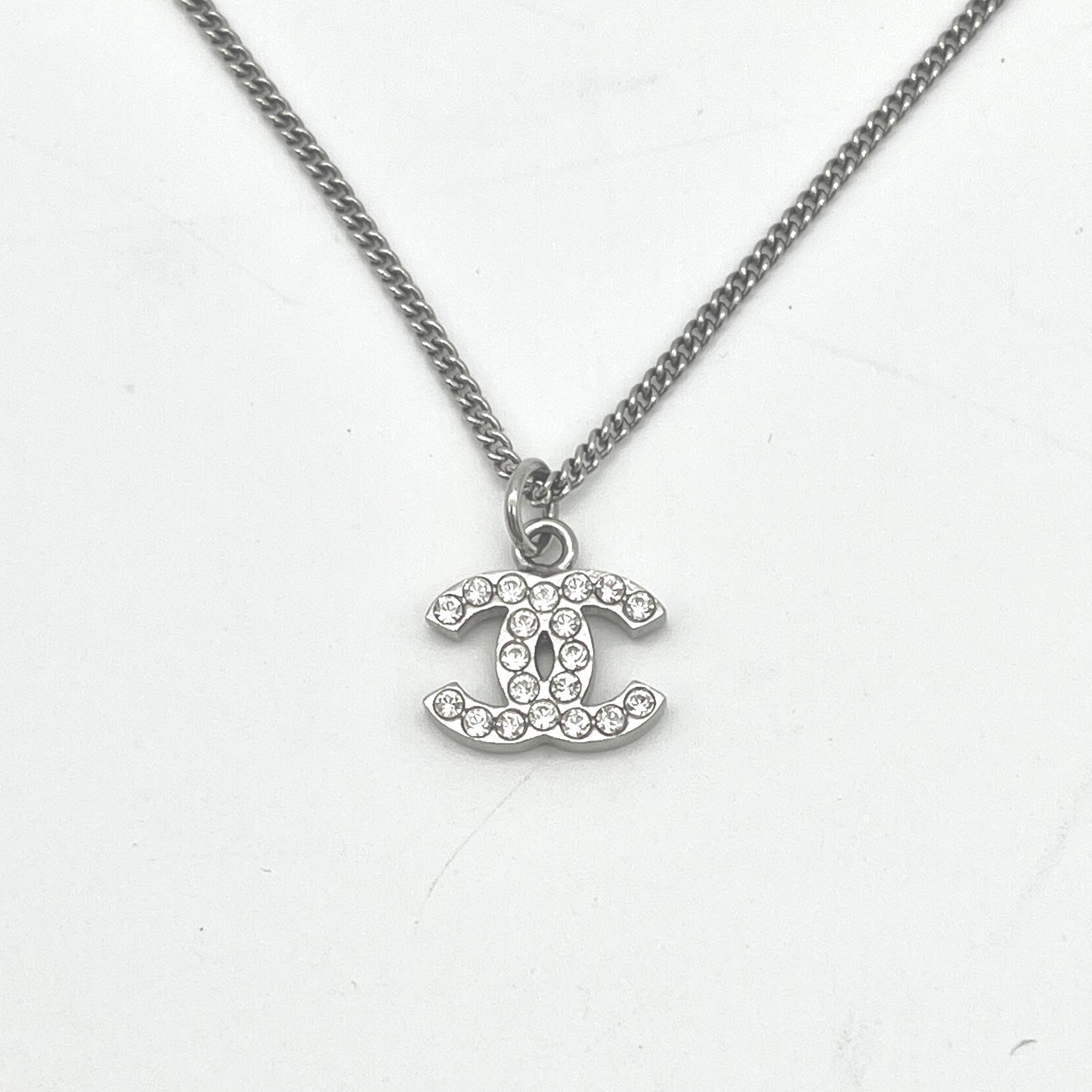 AUTH Pre-owned CHANEL Rhinestone Comic Necklace