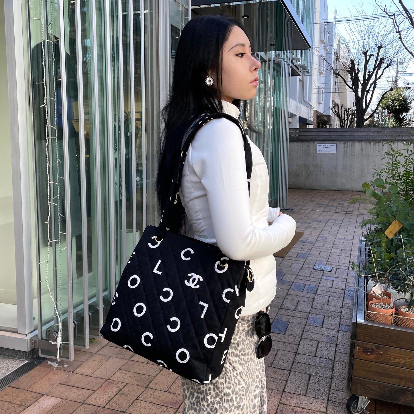 RARE☆☆☆☆CHANEL 1997 Matelassé Canvas Logos Graffiti Tote Shoulder bag Black & White