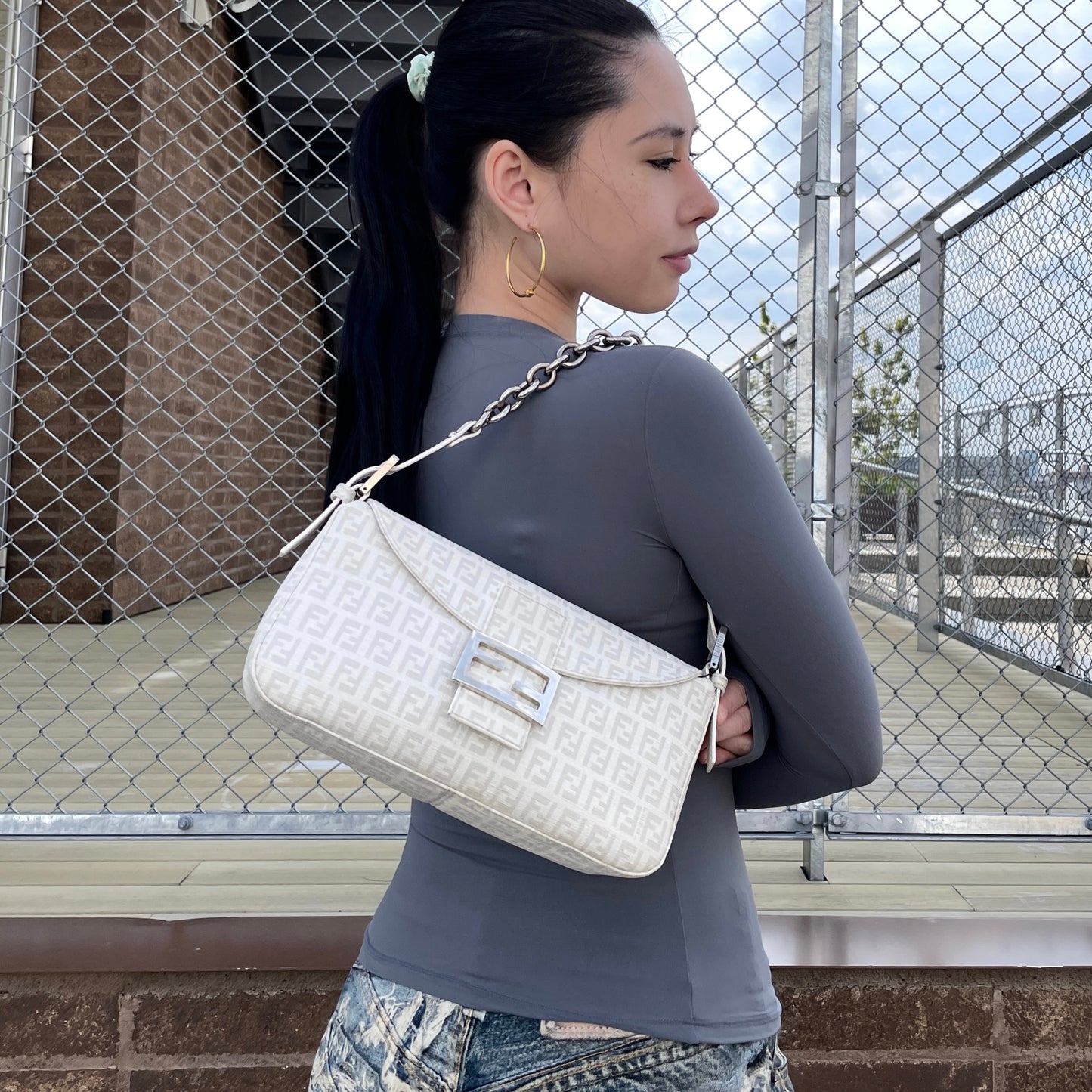RARE☆☆☆ FENDI Zucchino Chain Shoulder Mamma Baguette White × Gray SHW