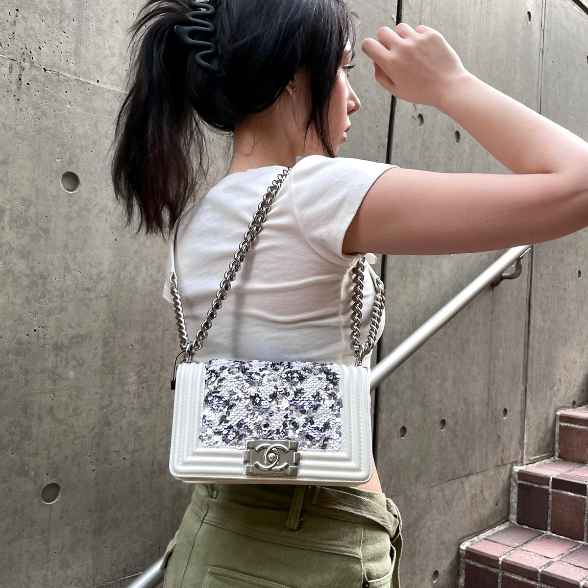 RARE☆☆☆☆CHANEL 2019~2020 Le Boy Chanel Sequins Double Chain Shoulder Flap Bag White & Silver #