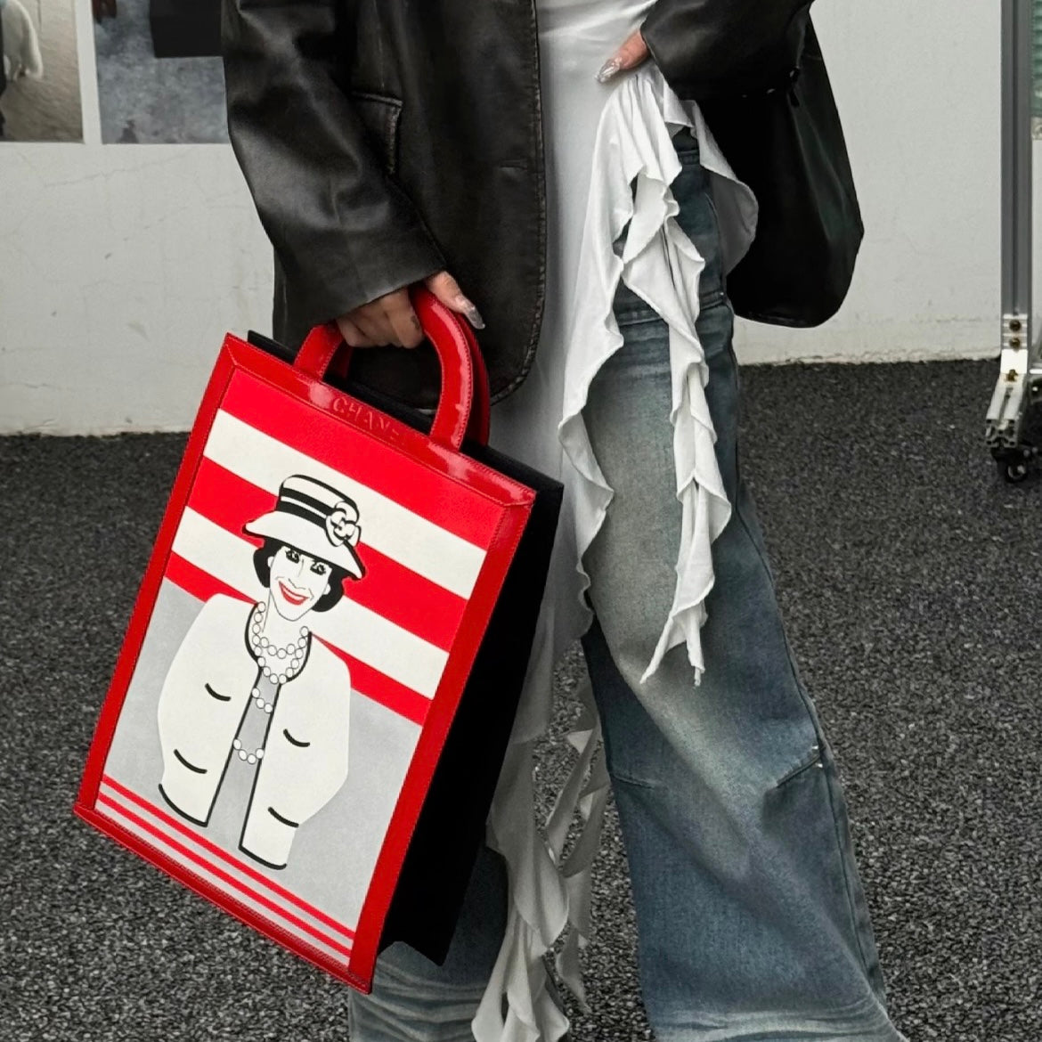 RARE☆☆☆☆☆CHANEL 2000 Lady Coco Illustration Pattern Tote Bag Red & White