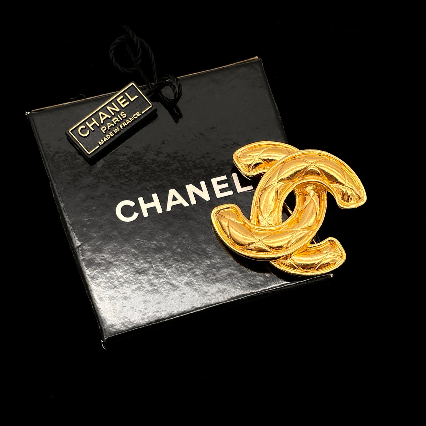 AUTH Pre-owned CHANEL Matelasse Coco Mark Brooch PM