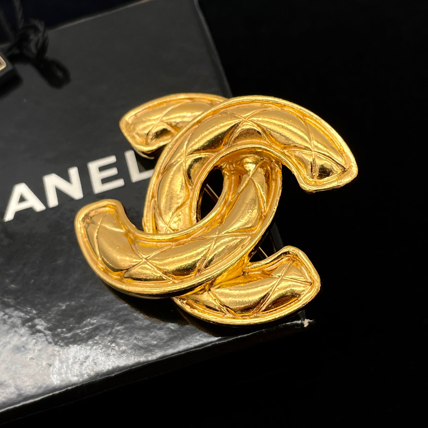 AUTH Pre-owned CHANEL Matelasse Coco Mark Brooch PM