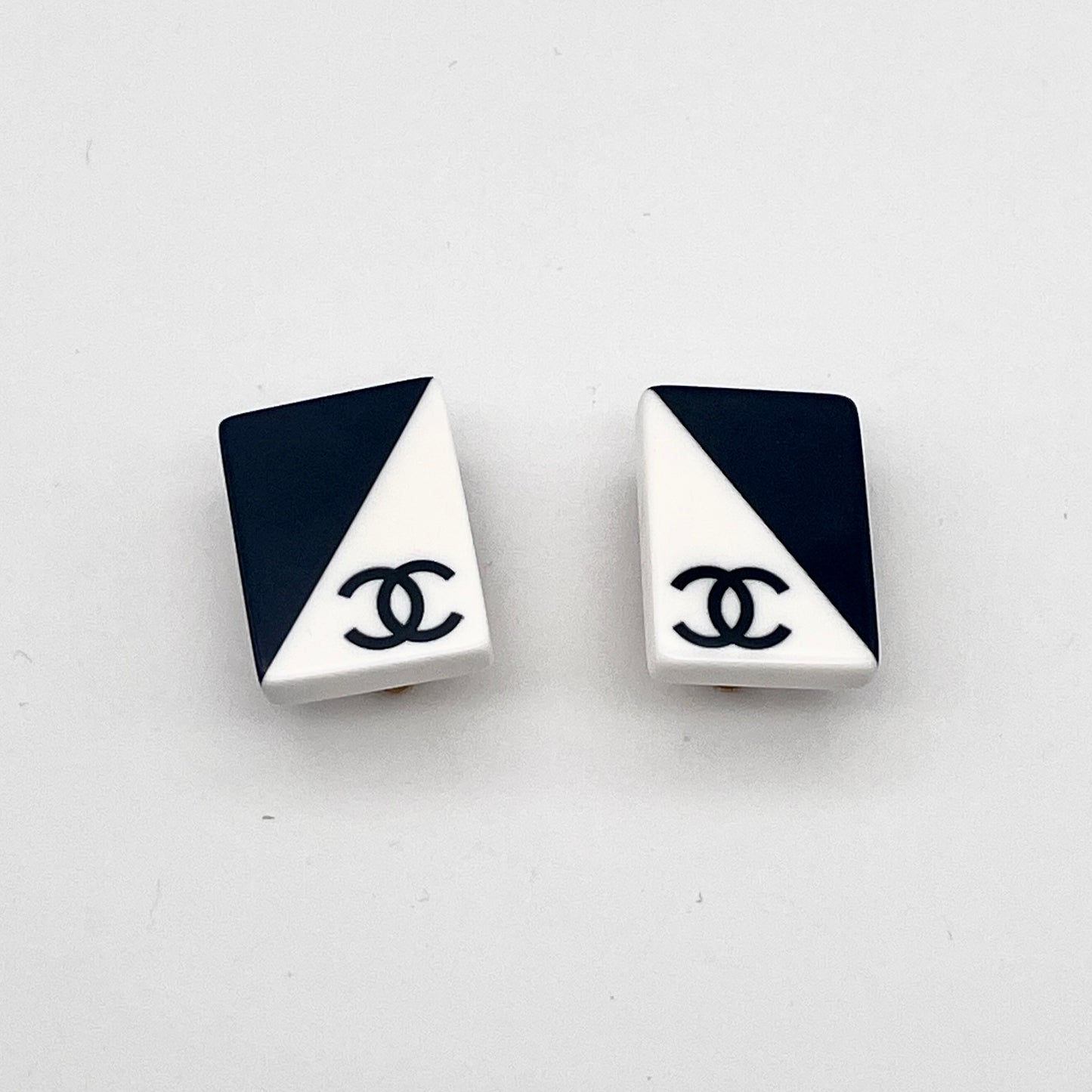 AUTH Pre-owned CHANEL shell earrings