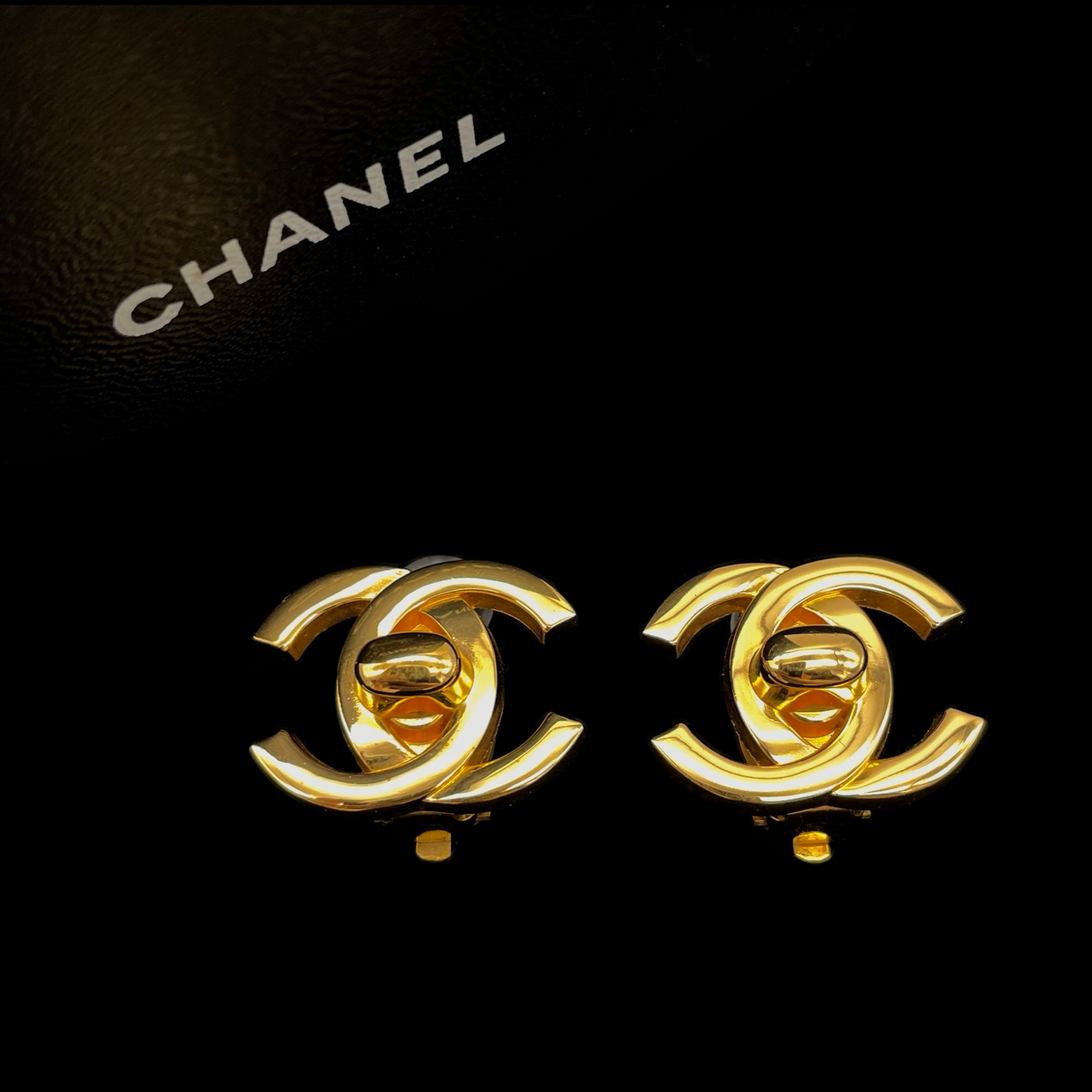 CHANEL Cocomark 旋锁耳环 GM 95A