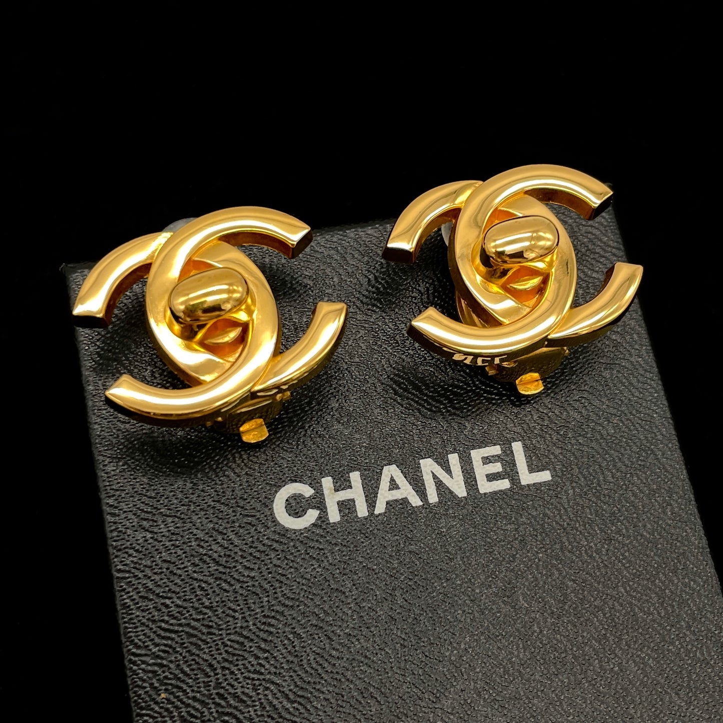 CHANEL Cocomark 旋锁耳环 GM 95A