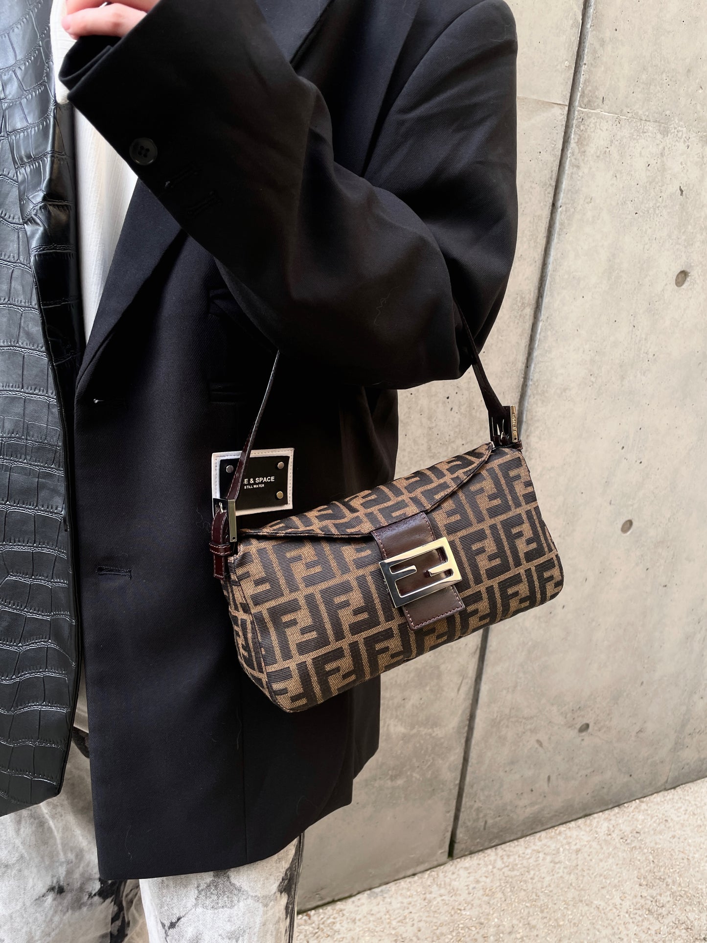 FENDI ｽﾞｯｶ 円型ﾏﾝﾏﾊﾞｹｯﾄPM ｼｮﾙﾀﾞｰﾊﾞｯｸﾞ