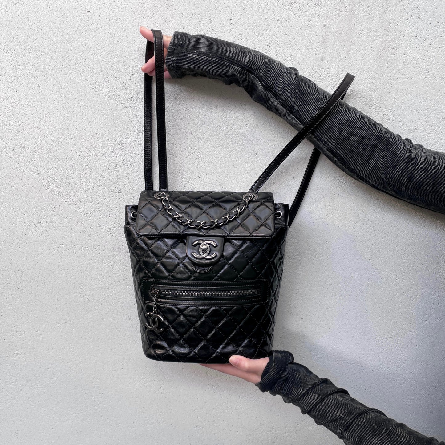 RARE☆☆☆CHANEL 2015 Matelassé CC LOGO Pendant Métiers d’Art Paris-Salzburg Chain Strap Backpack PM Black & Silver