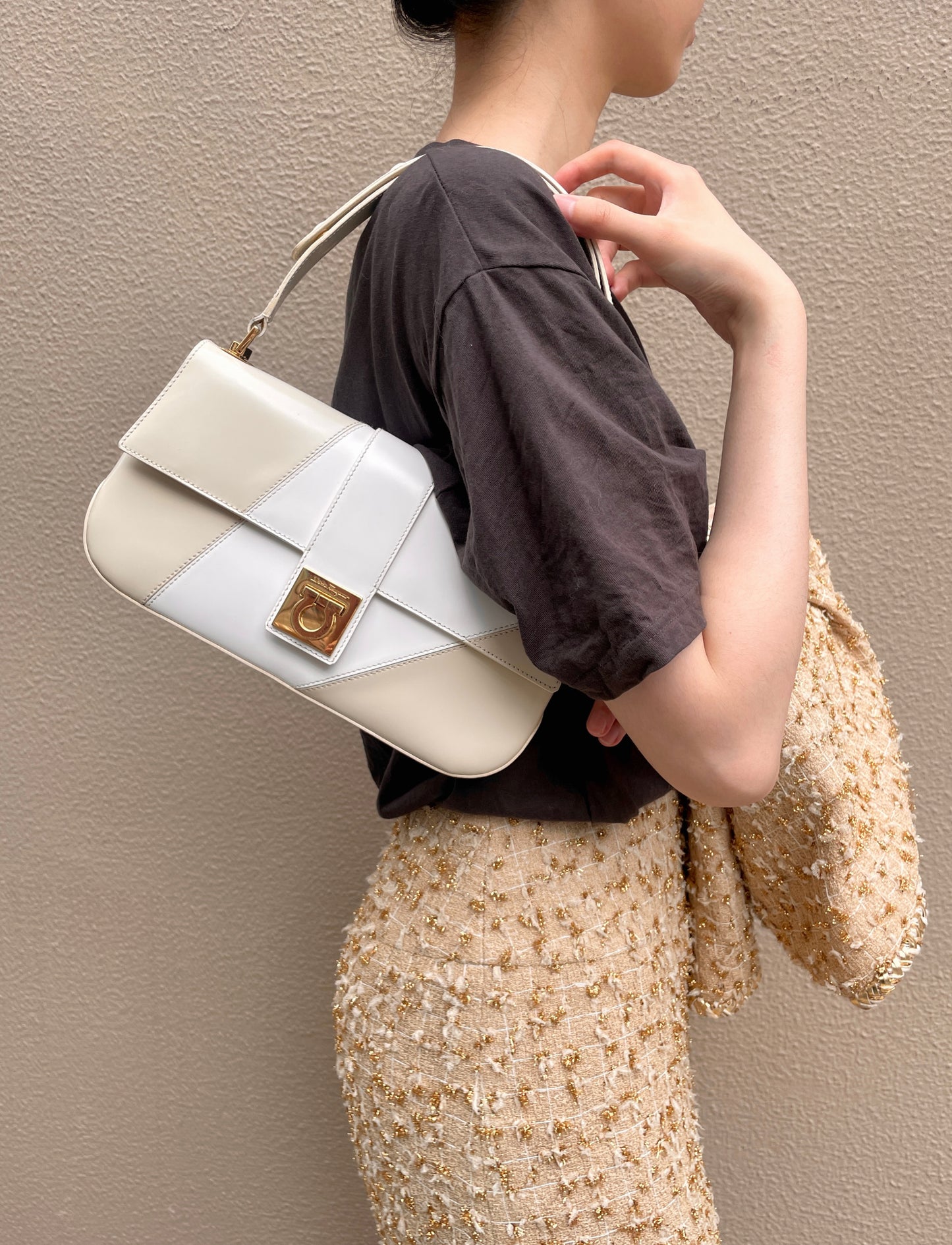 RARE☆☆☆Salvatore Ferragamo Gancini bicolor one-shoulder bag in white and beige