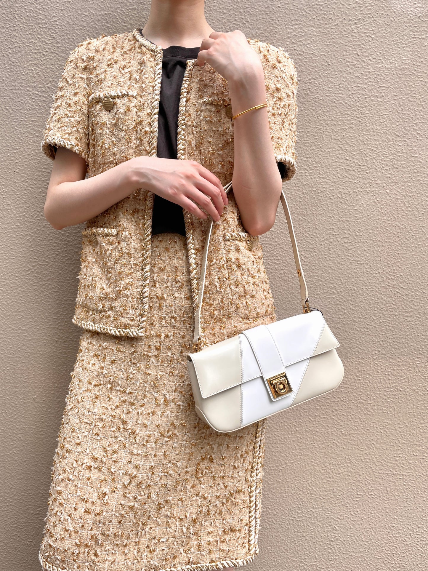 RARE☆☆☆Salvatore Ferragamo Gancini bicolor one-shoulder bag in white and beige