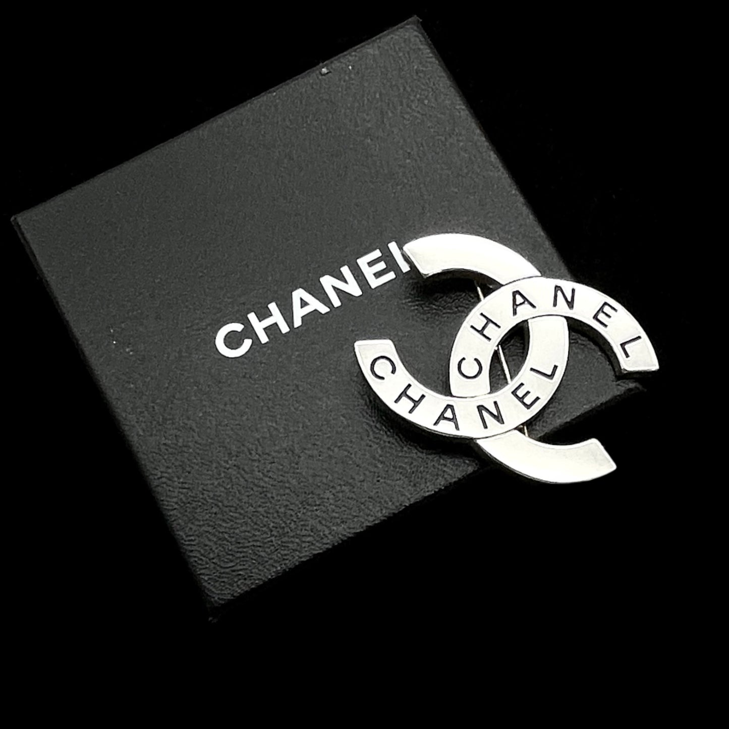 CHANEL ｺｺﾏｰｸ CHANELﾛｺﾞ ﾌﾞﾛｰﾁ ｼﾙﾊﾞｰ