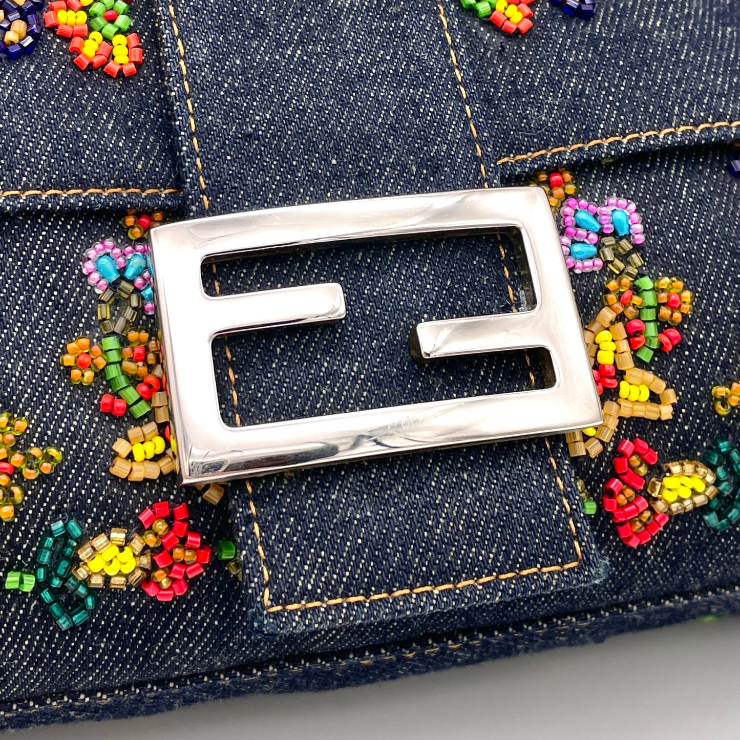 RARE ☆☆AUTH Pre-owned FENDI ﾋﾞｰｽﾞ刺繡ﾏﾝﾏﾊﾞｹｯﾄ/ﾏﾝﾏ15周年記念