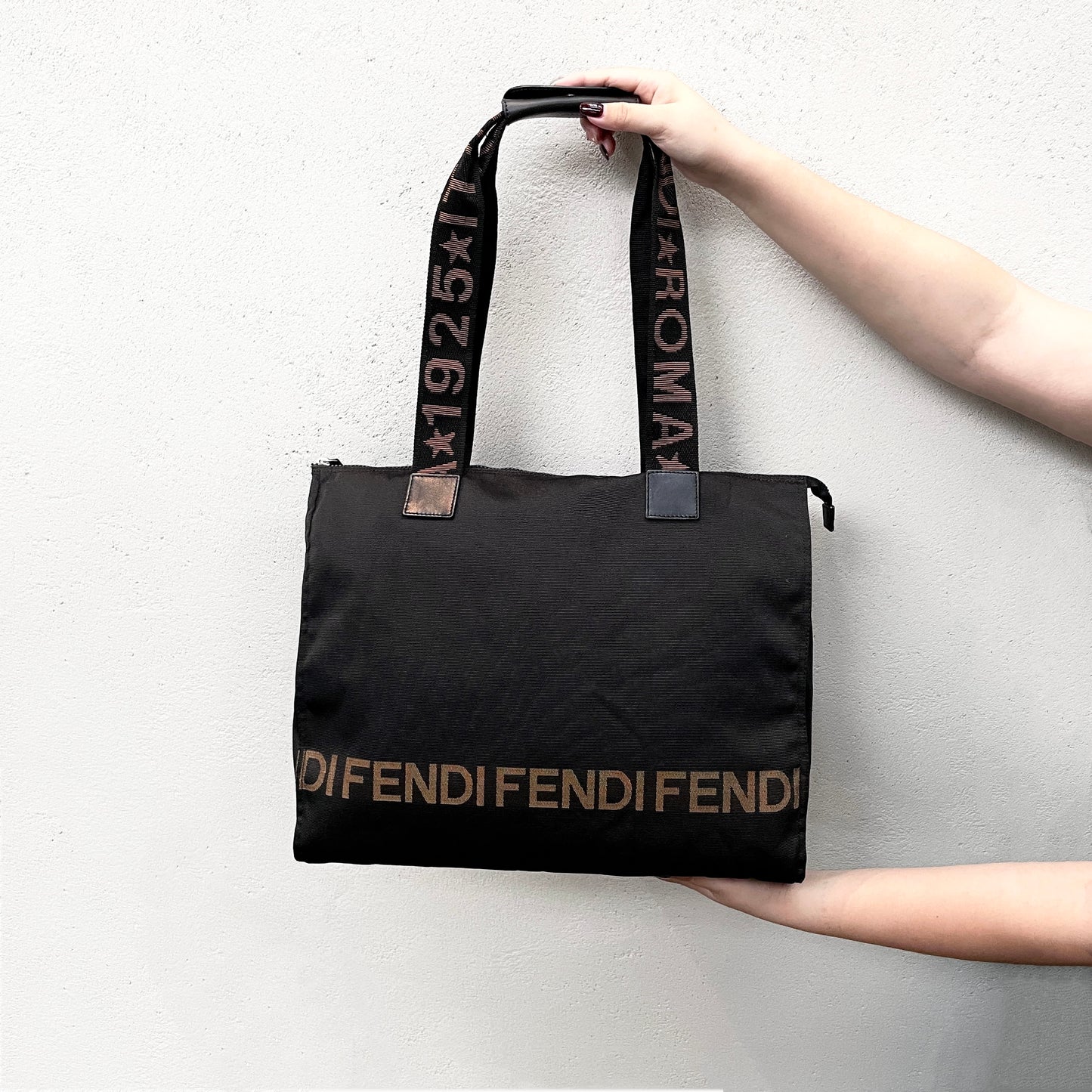 FENDI ｷｬﾝﾊﾞｽ ﾄｰﾄﾊﾞｯｸﾞ