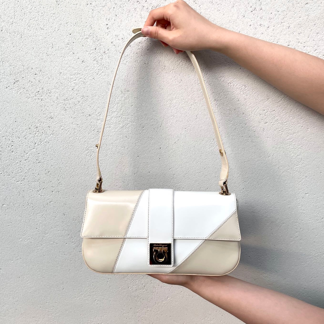 RARE☆☆☆Salvatore Ferragamo Gancini bicolor one-shoulder bag in white and beige