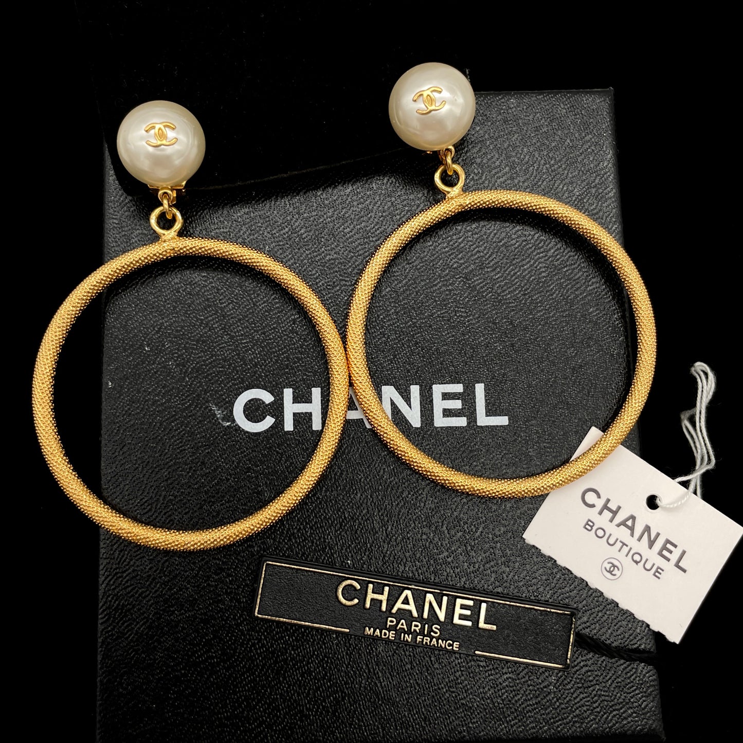 RARE☆☆☆☆☆CHANEL Coco Mark Fake Pearl Circle Swing Earrings 96A