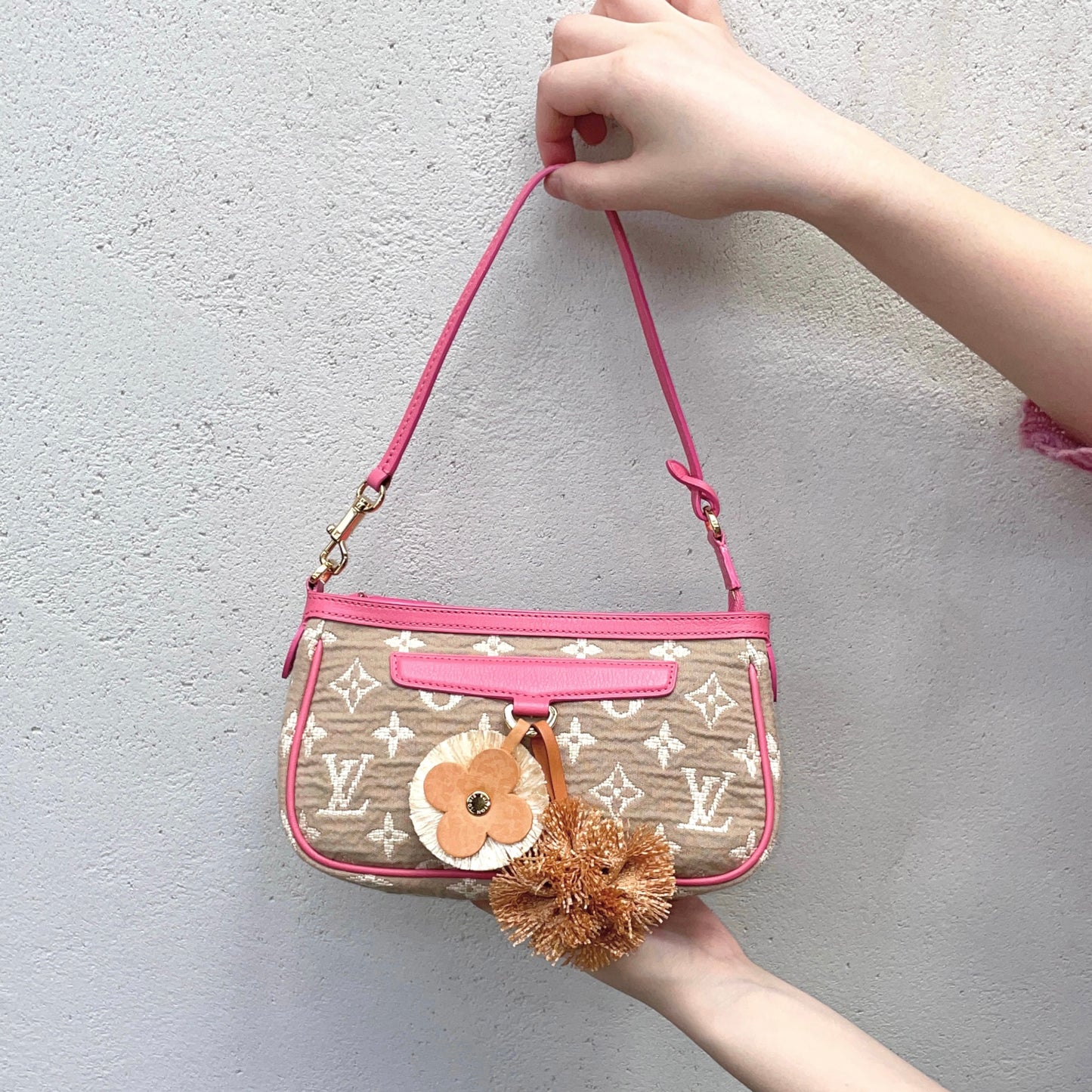 RARE☆☆☆☆LOUIS VUITTON 2010 Cruise Collection Monogram Sabbia Pochette Accessory Pouch M93069 Rose & Beige