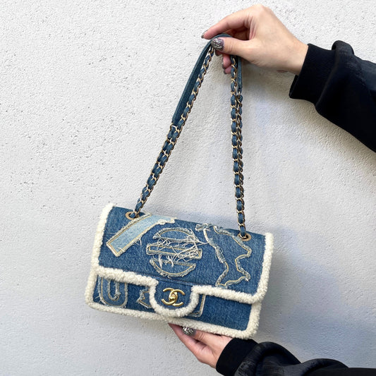 RARE☆☆☆☆☆CHANEL 2019 19A Métiers d’Art Paris–Egypt Denim & Shearling Hieroglyph Single Flap Bag Blue & White