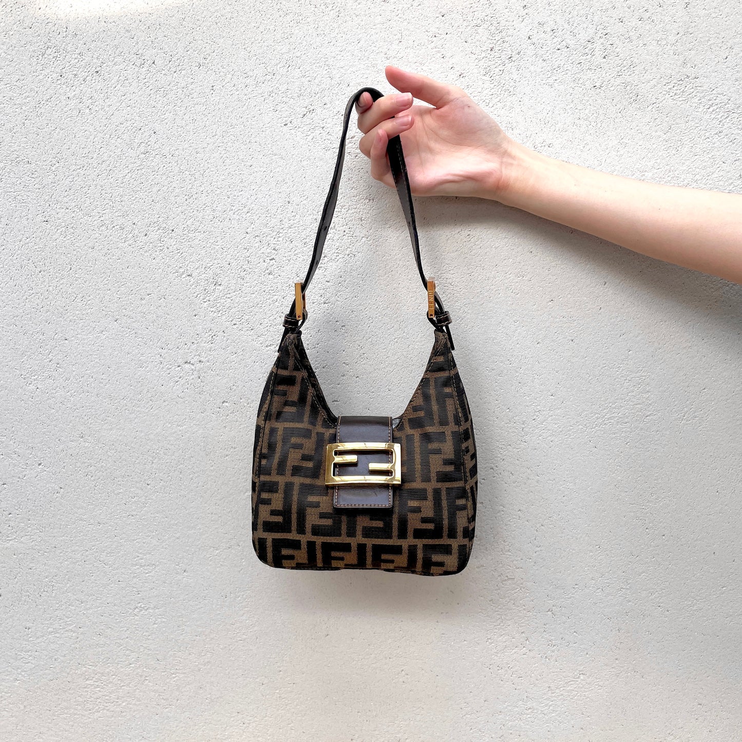 FENDI ｽﾞｯｶ ﾐﾆV型ﾏﾝﾏﾊﾞｹｯﾄ GHW