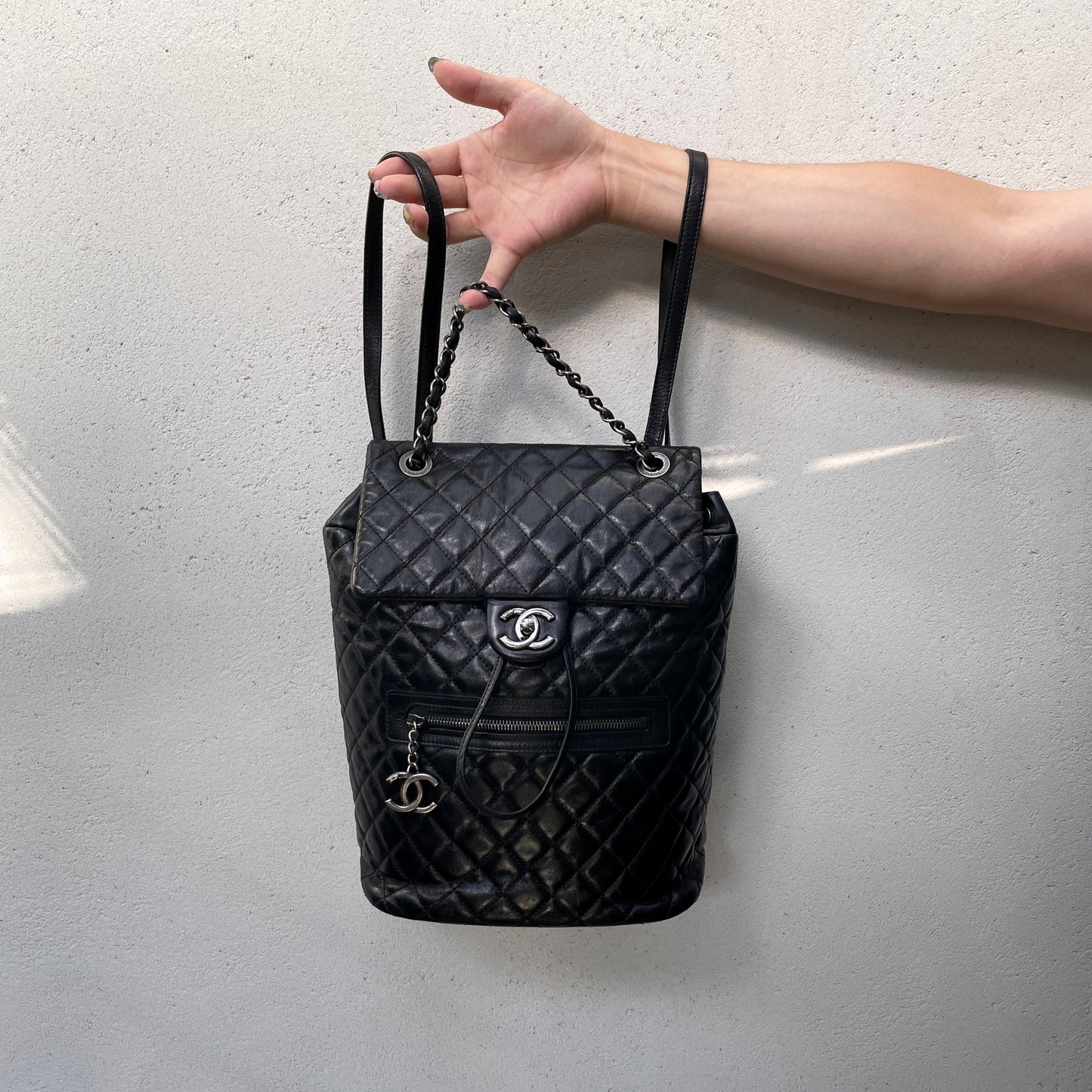 RARE☆☆☆CHANEL 2015 Matelassé CC LOGO Pendant Métiers d'Art Paris-Salzburg Chain Strap Backpack Black &amp; Silver