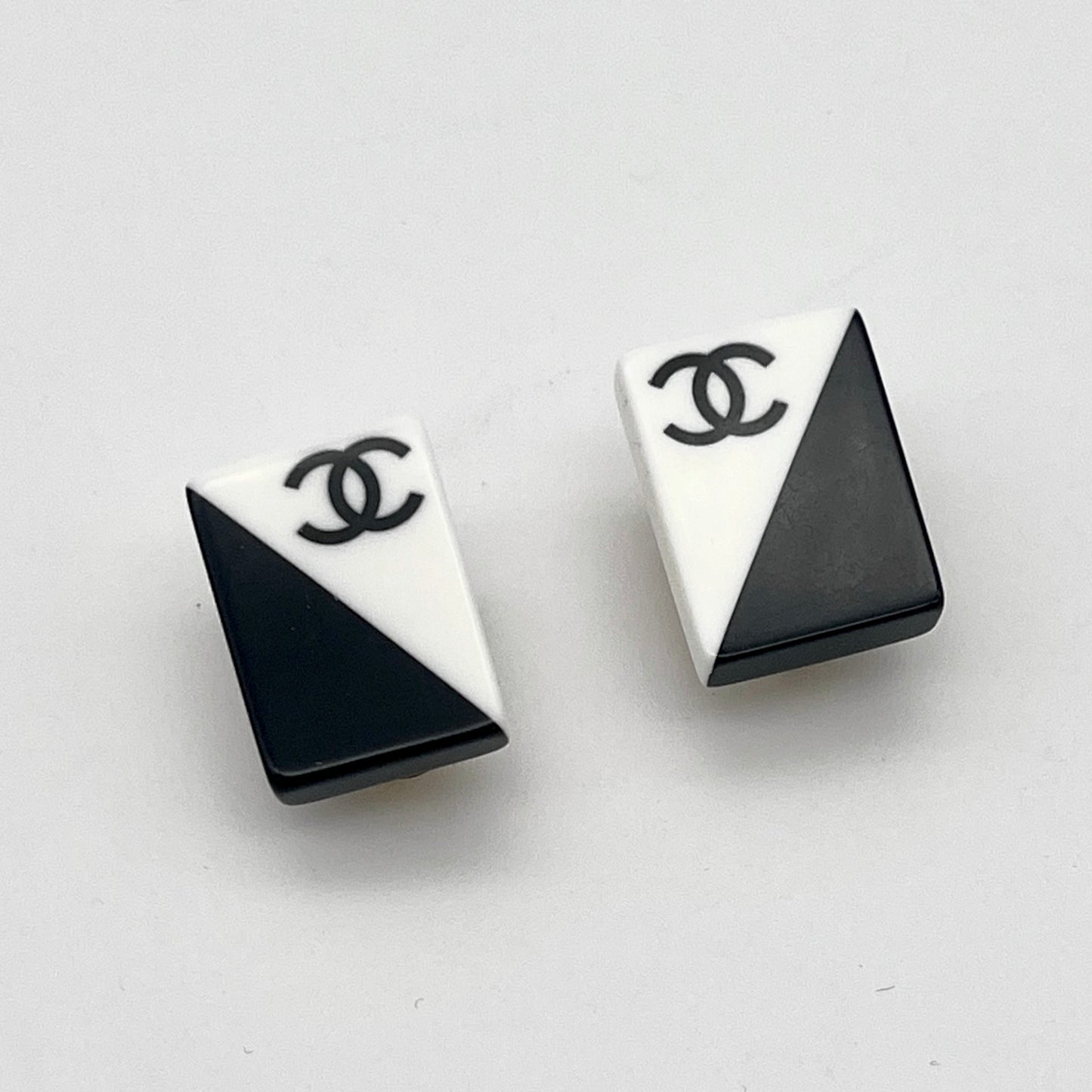 AUTH Pre-owned CHANEL shell earrings