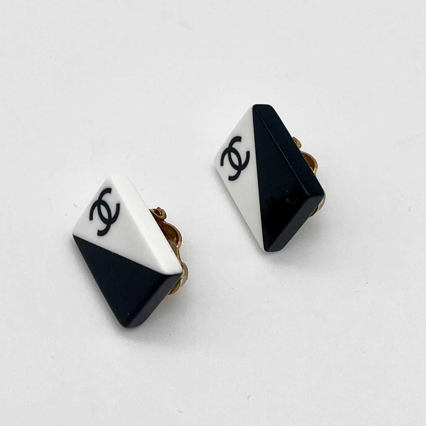 AUTH Pre-owned CHANEL shell earrings