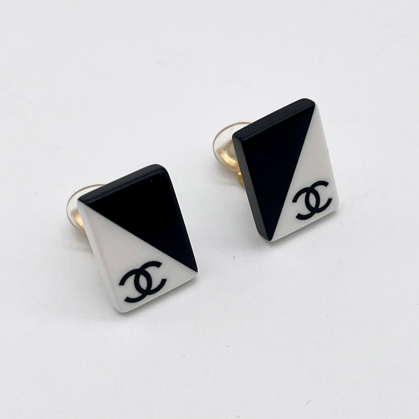 AUTH Pre-owned CHANEL shell earrings