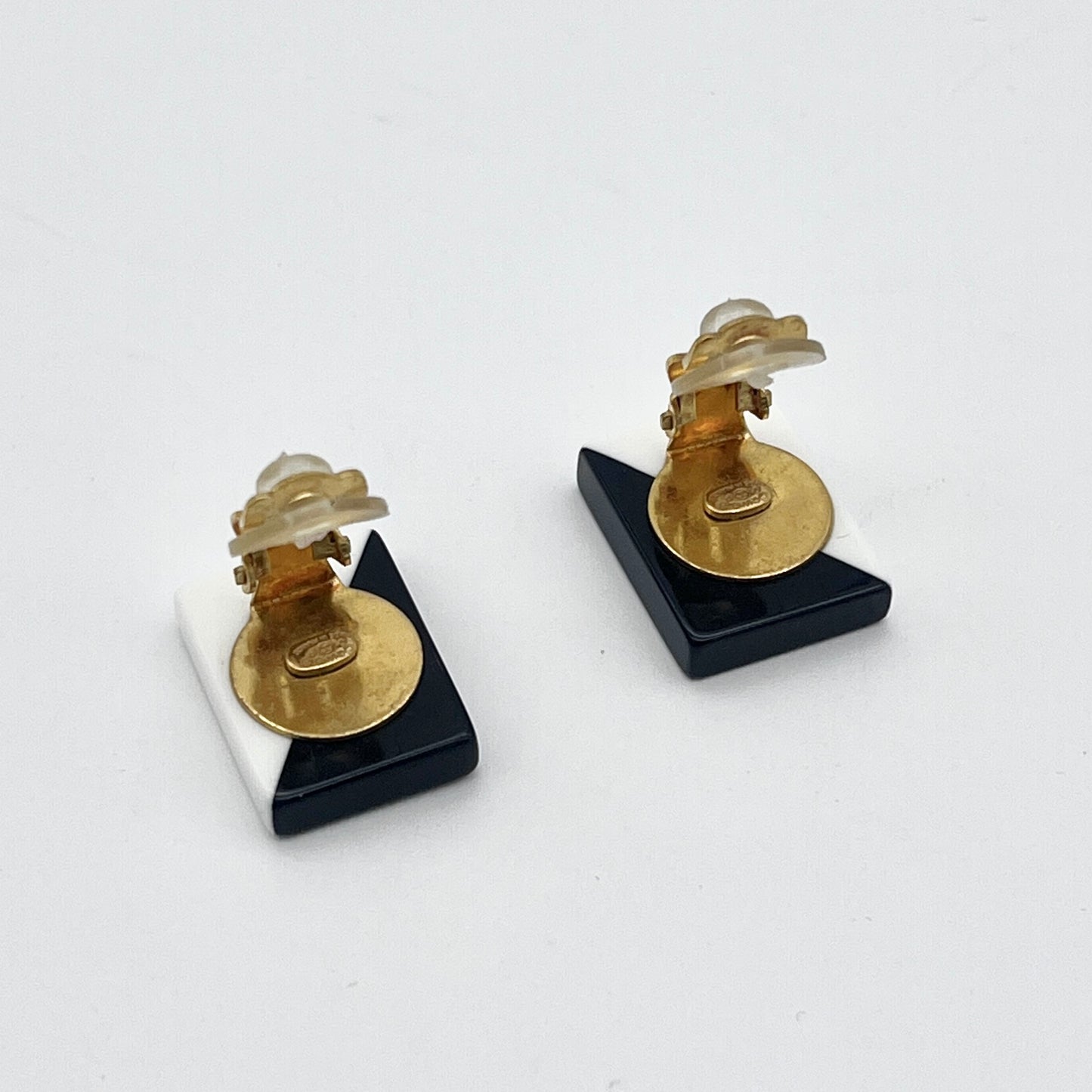 AUTH Pre-owned CHANEL shell earrings